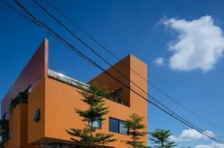 Ngôi nhà màu cam nổi bật trên nền cây xanh