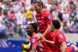 Johan Manzambi đáp trả chỉ trích bằng cú đúp lịch sử tại World Cup 2026