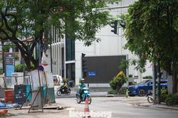 Hà Nội: Dự án chống ngập được báo cáo 'đã hoàn thiện' song lô cốt vẫn án ngữ, mặt đường nham nhở