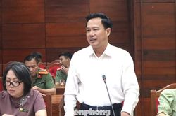 Vì sao trường tư cấm học sinh mang điện thoại vào lớp, trường công thì không?