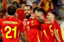 Tiền đạo đội tuyển T&acirc;y Ban Nha bị chặn trước đại bản doanh World Cup v&igrave; l&yacute; do kh&oacute; đỡ
