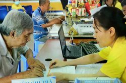 Hơn 20.000 người ở Hà Nội nguy cơ gián đoạn nhận lương hưu tháng 7