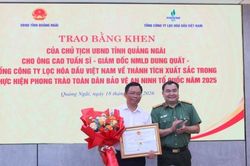 Gi&aacute;m đốc NMLD Dung Quất được trao tặng bằng khen trong phong tr&agrave;o to&agrave;n d&acirc;n bảo vệ an ninh Tổ quốc