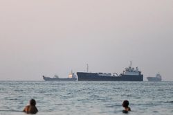 Mỹ chính thức dỡ bỏ phong tỏa Iran, 'phó tướng' của ông Trump cảnh cáo Israel