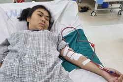 Mẹ suy thận giai đoạn cuối, con trai nghẹn ngào: 'Cháu chỉ còn mẹ thôi'
