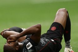 Chấn thương kinh hoàng khiến cầu thủ gãy chân ở World Cup 2026