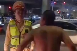 Vi phạm nồng độ cồn 'kịch khung', người đàn ông cởi trần la hét, chặn xe CSGT