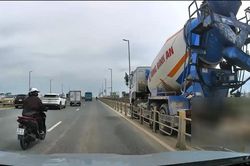 Xe bồn va chạm xe máy trên đường dẫn cầu Nhật Tân, 1 người tử vong
