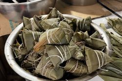 Cửa h&agrave;ng b&aacute;n hơn 600 chiếc b&aacute;nh mỗi ng&agrave;y, kh&aacute;ch xếp h&agrave;ng 2 tiếng chờ mua