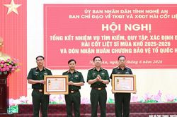 Đội quy tập Bộ Chỉ huy qu&acirc;n sự tỉnh đ&oacute;n nhận Hu&acirc;n chương Bảo vệ Tổ quốc hạng Ba