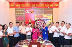 Ph&oacute; B&iacute; thư Tỉnh ủy V&otilde; Thị Minh Sinh ch&uacute;c mừng c&aacute;c cơ quan b&aacute;o ch&iacute; nh&acirc;n kỷ niệm 101 năm Ng&agrave;y B&aacute;o ch&iacute; c&aacute;ch mạng Việt Nam