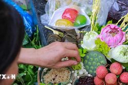 Người dân Hà Nội nhộn nhịp mua sắm ngày tết Đoan Ngọ