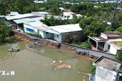Đồng Tháp: Sạt lở cuốn 40m đường giao thông xuống sông