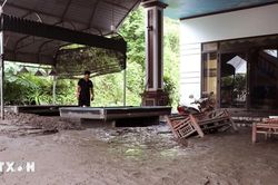 Mưa lớn khiến đất đ&aacute; bồi lấp nhiều nh&agrave; d&acirc;n ở Tuy&ecirc;n Quang