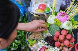 Nhộn nhịp chợ Tết Đoan Ngọ