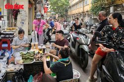 Người dân Hà Nội đi chợ sớm mua rượu nếp, hoa quả… thắp hương Tết Đoan Ngọ