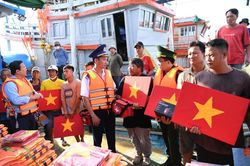 Cảnh s&aacute;t biển đồng h&agrave;nh với ngư d&acirc;n tại TP Hồ Ch&iacute; Minh