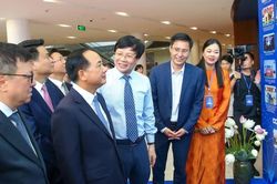 Trưởng Ban Tuy&ecirc;n gi&aacute;o v&agrave; D&acirc;n vận Trung ương thăm gian trưng b&agrave;y của VDCA tại Hội B&aacute;o 2026