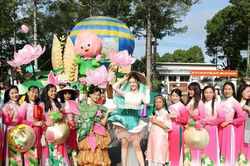 Đồng Tháp rực rỡ với khinh khí cầu và áo dài sen