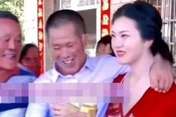 Người đàn ông 50 tuổi cưới nữ nhân viên kém 30 tuổi, hành động với cha cô dâu gây xôn xao