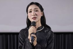 Hòa Minzy nghẹn ngào: 'Tiễn em đoạn đường cuối, yên nghỉ em nhé'