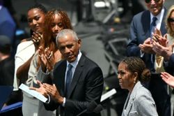 Con gái cựu Tổng thống Obama diện trang phục hở vai với chất liệu độc đáo