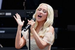 Christina Aguilera tỏa sáng trong váy xuyên thấu tại lễ khánh thành Trung tâm Tổng thống Obama