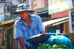 Nắng n&oacute;ng cực đoan gia tăng, nhiều lao động ngo&agrave;i trời chưa được bảo vệ an sinh