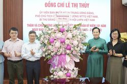 Chủ tịch Hội LHPN Việt Nam Lê Thị Thủy chúc mừng Báo Phụ nữ Việt Nam nhân Ngày 21/6