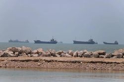 Tàu thuyền bắt đầu lưu thông trở lại qua eo biển Hormuz