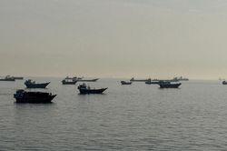 Đàm phán hạt nhân Mỹ - Iran bị hoãn, eo biển Hormuz đối mặt nguy cơ đóng cửa trở lại
