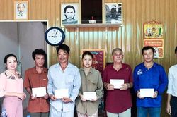 Thăm, tặng quà các hộ dân xã Phú Hữu bị ảnh hưởng do sạt lở