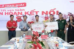 Viettel An Giang trao thưởng v&agrave;ng cho kh&aacute;ch h&agrave;ng may mắn