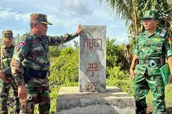 Tuần tra song phương giữa Đồn Bi&ecirc;n ph&ograve;ng Cửa khẩu quốc tế H&agrave; Ti&ecirc;n v&agrave; Tiểu đo&agrave;n 335 (Campuchia)