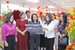 Phó Bí thư Thường trực Tỉnh ủy, Trưởng Đoàn Đại biểu Quốc hội tỉnh Nguyễn Thị Hương thăm và chúc mừng các cơ quan báo chí Trung ương
