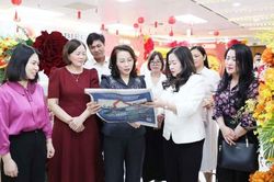 Phó Bí thư Thường trực Tỉnh ủy, Trưởng Đoàn Đại biểu Quốc hội tỉnh Nguyễn Thị Hương thăm và chúc mừng các cơ quan báo chí Trung ương