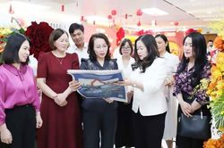 Ph&oacute; B&iacute; thư Thường trực Tỉnh ủy, Trưởng Đo&agrave;n Đại biểu Quốc hội tỉnh Nguyễn Thị Hương thăm v&agrave; ch&uacute;c mừng c&aacute;c cơ quan b&aacute;o ch&iacute; Trung ương