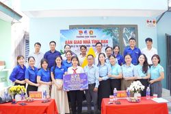 Bàn giao 'Ngôi nhà tình bạn' cho học sinh khó khăn