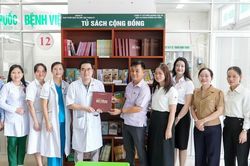 Trao tặng 'Tủ sách cộng đồng' tại Bệnh viện Phụ sản - Nhi Quảng Nam