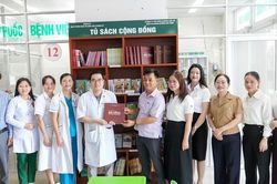 Trao tặng 'Tủ s&aacute;ch cộng đồng' tại Bệnh viện Phụ sản - Nhi Quảng Nam