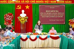 Kiểm tra c&ocirc;ng t&aacute;c phổ biến, gi&aacute;o dục ph&aacute;p luật tại x&atilde; Ph&uacute; Vinh v&agrave; phường Dầu Gi&acirc;y