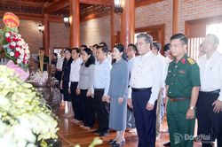 L&atilde;nh đạo th&agrave;nh phố v&agrave; đại diện c&aacute;c cơ quan b&aacute;o ch&iacute; tại Đồng Nai d&acirc;ng hương Nh&agrave; thờ B&aacute;c Hồ