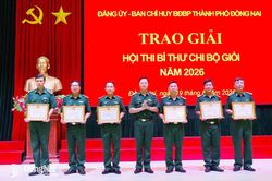 Trao quyết định thăng cấp bậc h&agrave;m, n&acirc;ng lương v&agrave; khen thưởng c&aacute;n bộ, sĩ quan
