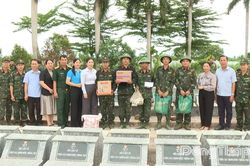 Lãnh đạo xã Phú Hựu thăm hỏi, động viên cán bộ, chiến sĩ thực hiện nhiệm vụ lấy mẫu hài cốt liệt sĩ