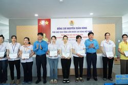 Trao 100 suất quà hỗ trợ đoàn viên, người lao động có hoàn cảnh khó khăn