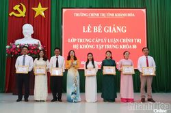 Bế giảng lớp trung cấp l&yacute; luận ch&iacute;nh trị hệ kh&ocirc;ng tập trung kh&oacute;a 80