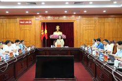 Đồng chí Phó Bí thư Thường trực Tỉnh ủy giao ban công tác quý II với các cơ quan tham mưu, giúp việc Tỉnh ủy