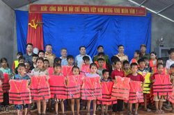 Tuyên truyền phòng, chống đuối nước và tặng áo phao cho người dân vùng hồ Vĩnh Hà