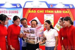 Đồng ch&iacute; Trịnh Văn Quyết thăm gian trưng b&agrave;y b&aacute;o ch&iacute; tỉnh L&agrave;o Cai tại Hội B&aacute;o to&agrave;n quốc 2026