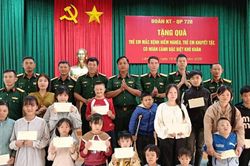Đoàn kinh tế quốc phòng 726 tặng quà cho trẻ em có hoàn cảnh khó khăn